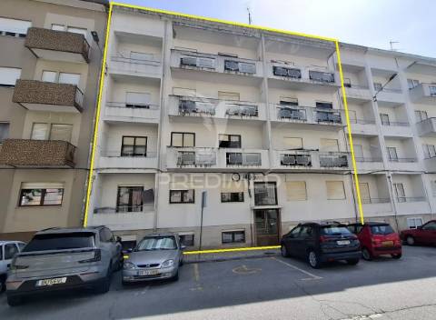 Prédio urbano com 10 habitações na guarda.