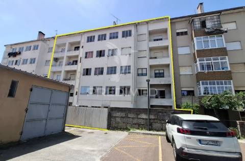 Prédio urbano com 10 habitações na guarda.
