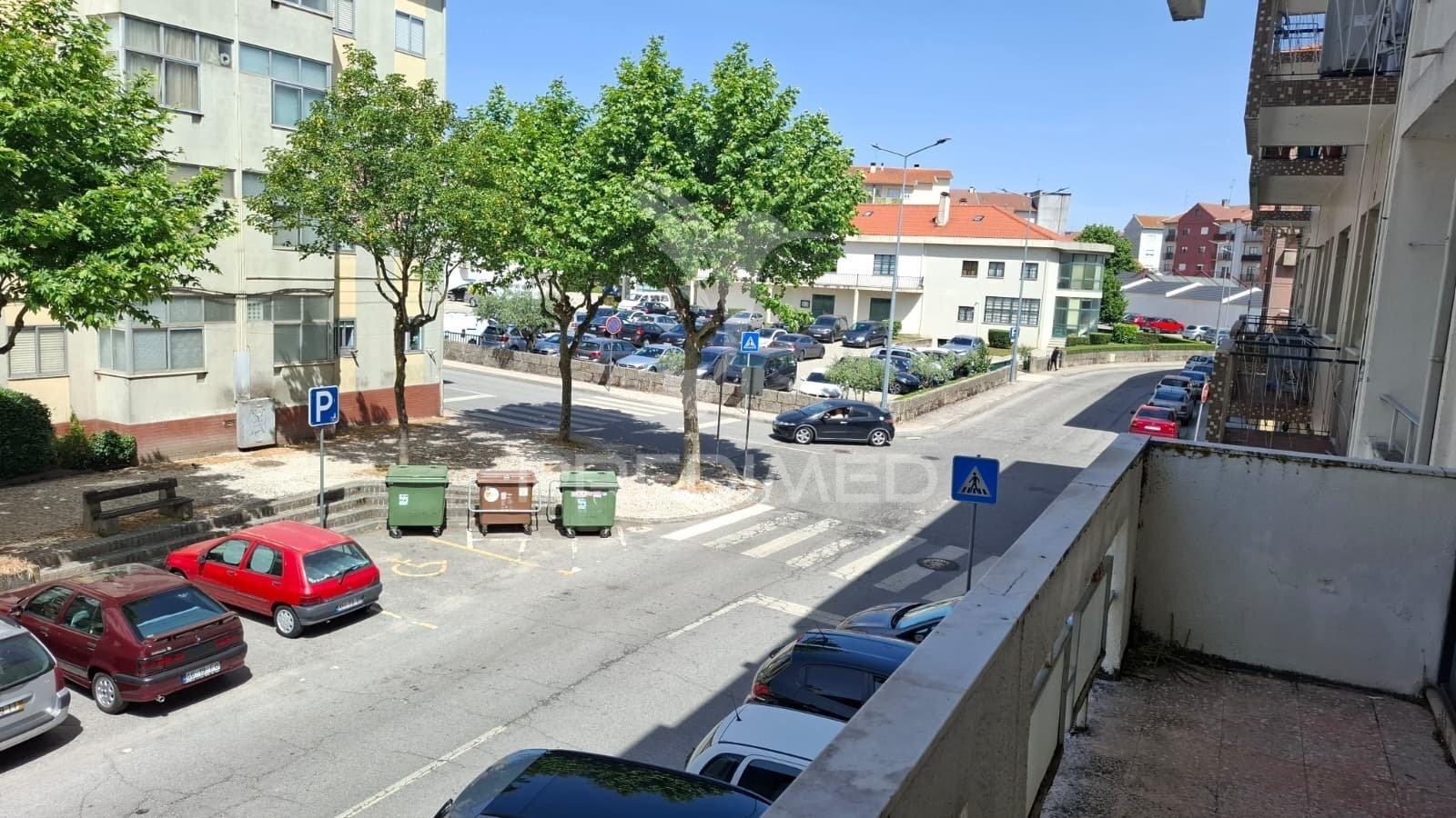Prédio urbano com 10 habitações na guarda.