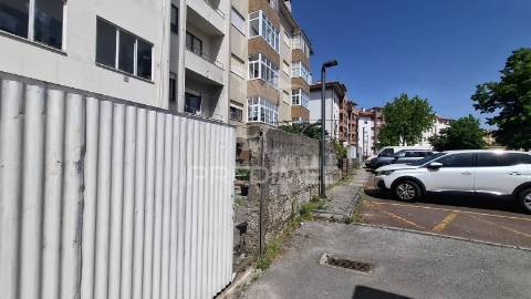 Prédio urbano com 10 habitações na guarda.