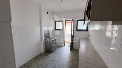 Prédio urbano com 10 habitações na guarda.