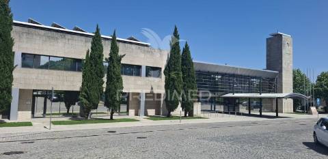 Prédio urbano com 10 habitações na guarda.