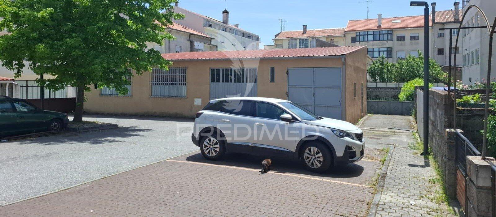 Armazém, estacionamento coberto na guarda.