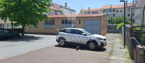 Armazém, estacionamento coberto na guarda.