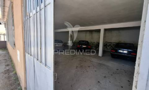 Armazém, estacionamento coberto na guarda.