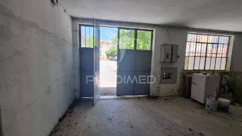 Armazém, estacionamento coberto na guarda.