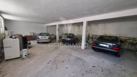 Armazém, estacionamento coberto na guarda.