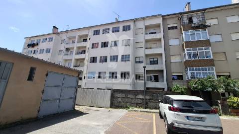Armazém, estacionamento coberto na guarda.