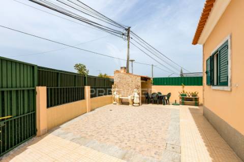 Moradia t3 com logradouro porto alto