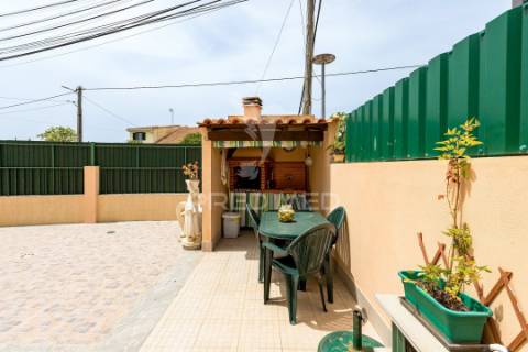 Moradia t3 com logradouro porto alto