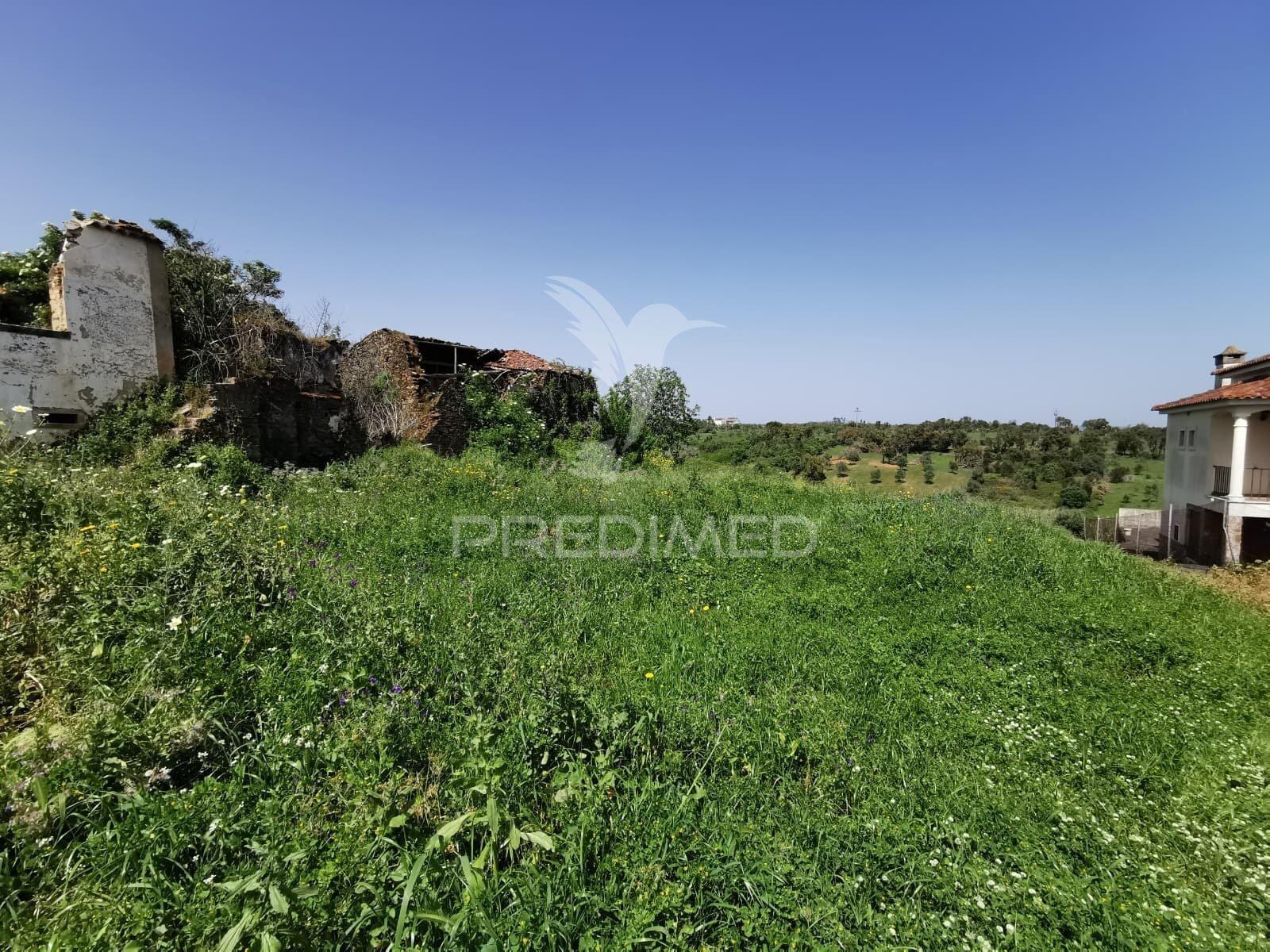 Terreno rustico e urbano com ruina para reconstrução