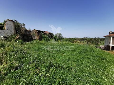 Terreno rustico e urbano com ruina para reconstrução