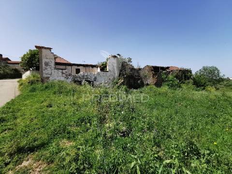 Terreno rustico e urbano com ruina para reconstrução