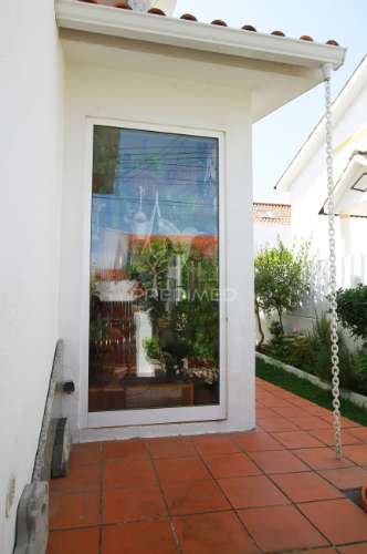 Moradia isolada com muito charme em lugar tranquilo