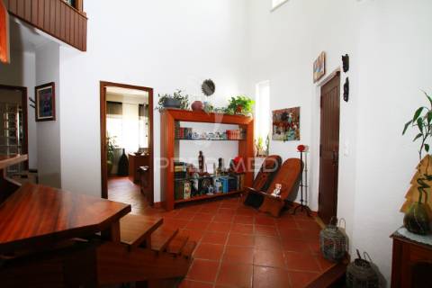 Moradia isolada com muito charme em lugar tranquilo