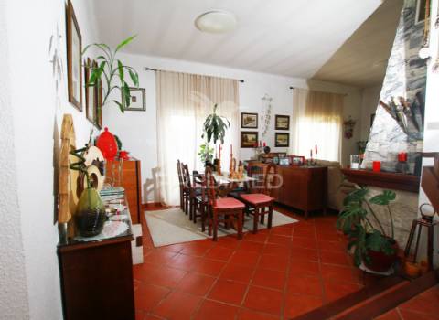 Moradia isolada com muito charme em lugar tranquilo