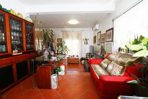 Moradia isolada com muito charme em lugar tranquilo