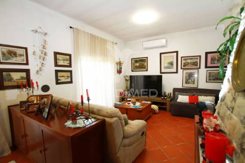 Moradia isolada com muito charme em lugar tranquilo