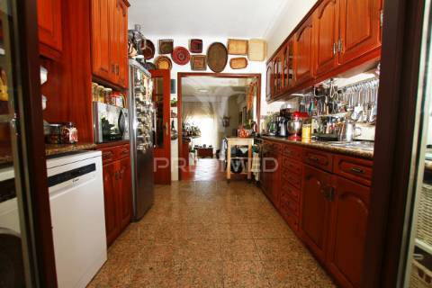 Moradia isolada com muito charme em lugar tranquilo