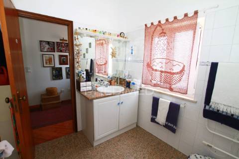 Moradia isolada com muito charme em lugar tranquilo