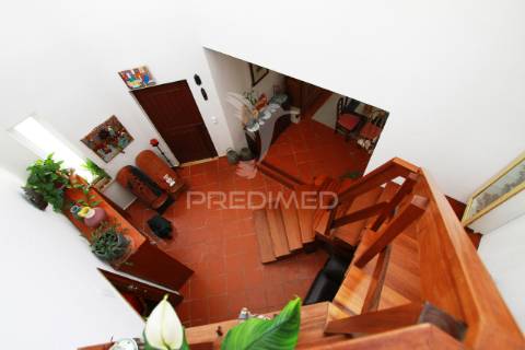 Moradia isolada com muito charme em lugar tranquilo