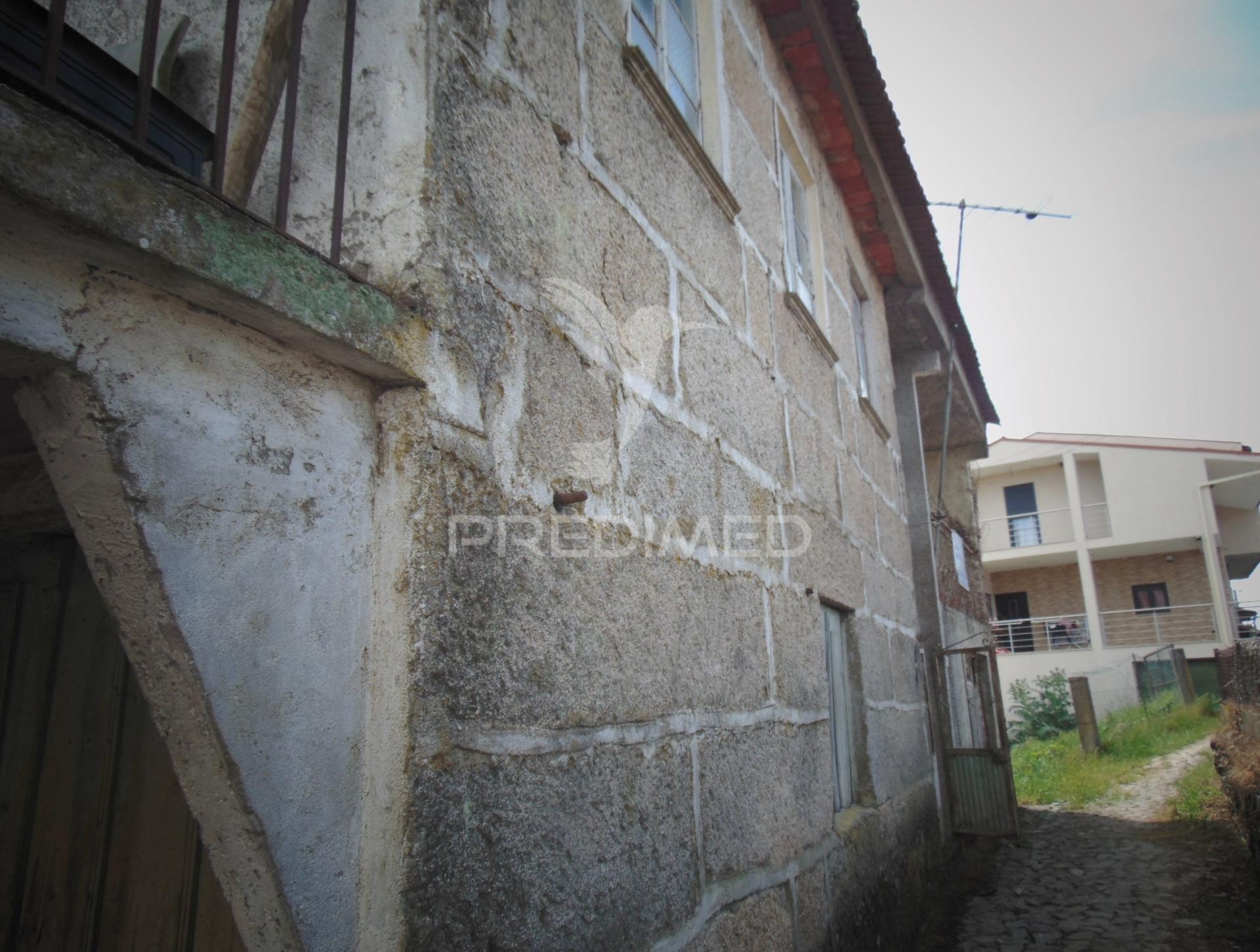 Casa de campo com terreno, para recuperar, a 9 kms de vila real