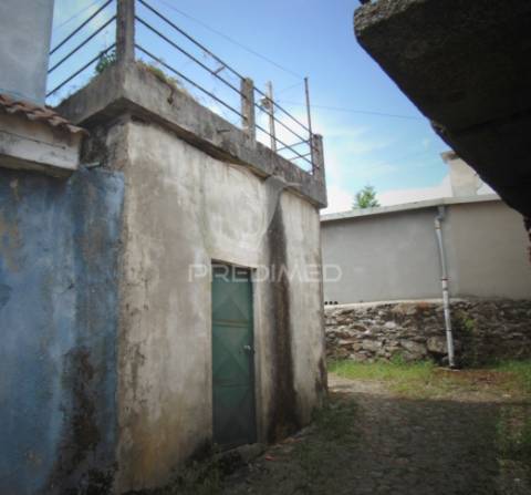 Casa de campo com terreno, para recuperar, a 9 kms de vila real