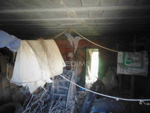 Casa de campo com terreno, para recuperar, a 9 kms de vila real