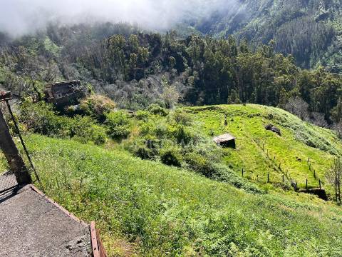 Terreno de sonho na serra de água – 3.000 m² com 2 palheiros de natureza pura na madeira