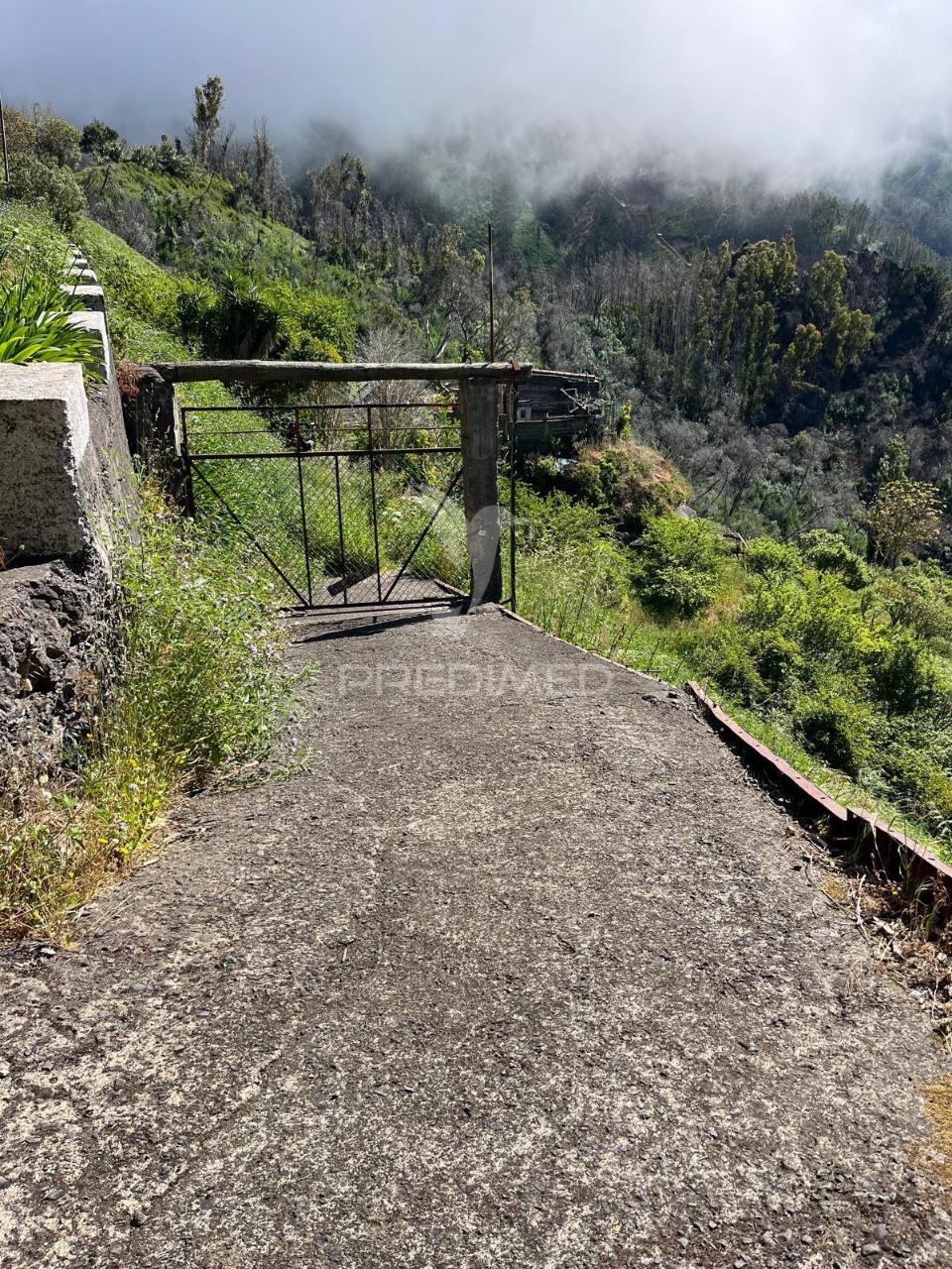 Terreno de sonho na serra de água – 3.000 m² com 2 palheiros de natureza pura na madeira