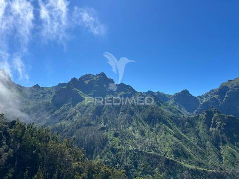 Terreno de sonho na serra de água – 3.000 m² com 2 palheiros de natureza pura na madeira