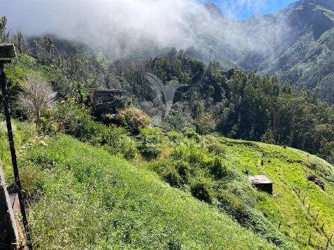Terreno de sonho na serra de água – 3.000 m² com 2 palheiros de natureza pura na madeira