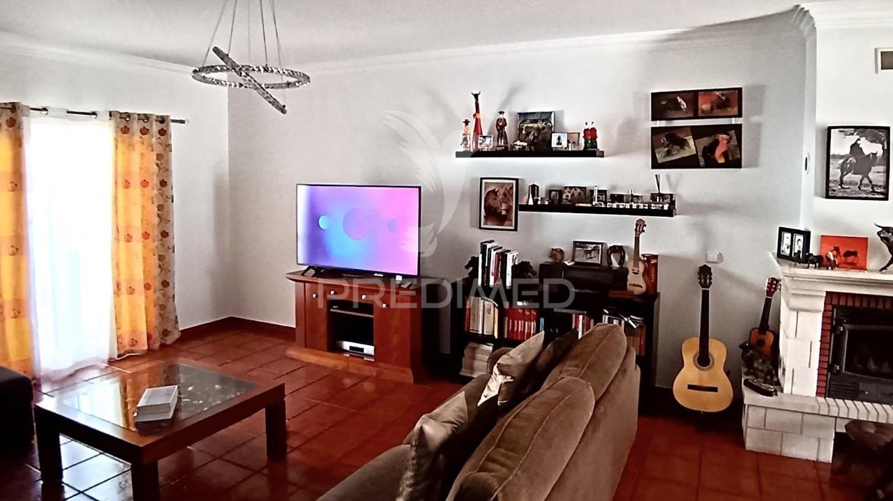 Moradia t3 em sarilhos pequenos, moita