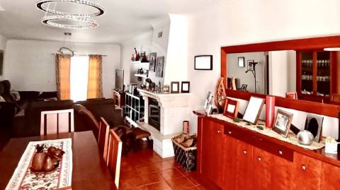Moradia t3 em sarilhos pequenos, moita