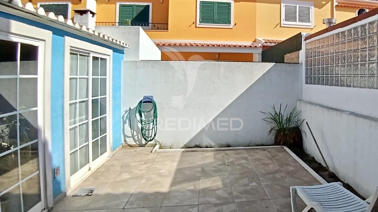 Moradia t3 em sarilhos pequenos, moita