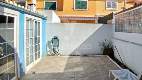 Moradia t3 em sarilhos pequenos, moita