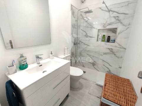 T2 com potencial de t3 | muita luz natural | remodelado | excelente oportunidade de habitação ou investimento