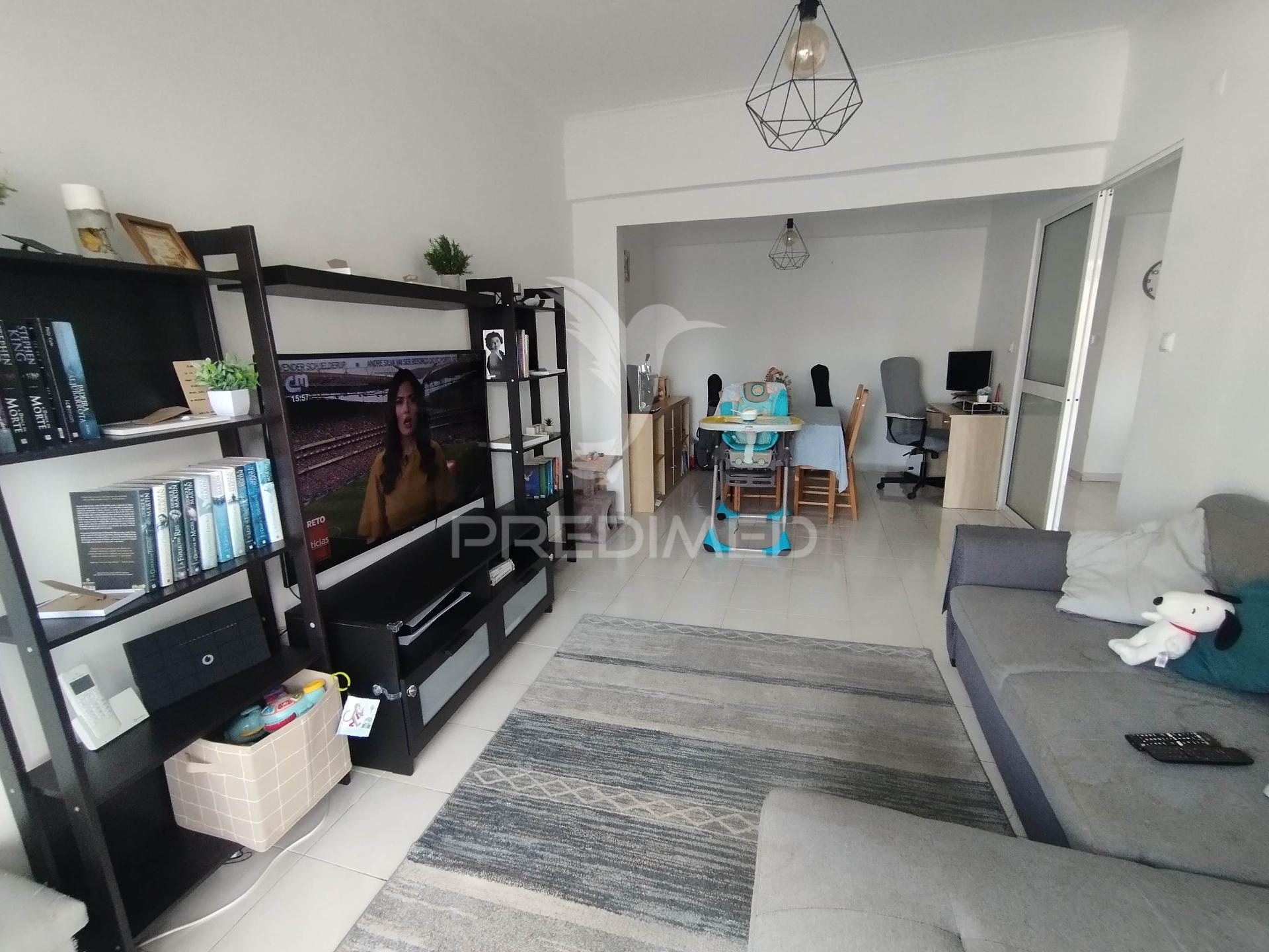 T2 com potencial de t3 | muita luz natural | remodelado | excelente oportunidade de habitação ou investimento