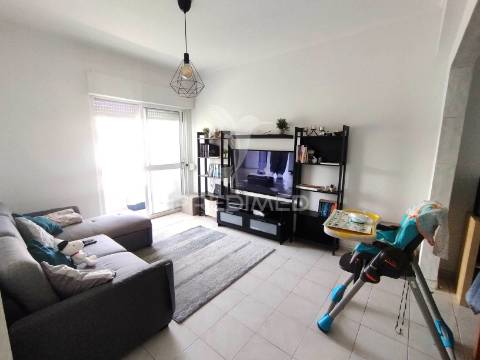 T2 com potencial de t3 | muita luz natural | remodelado | excelente oportunidade de habitação ou investimento