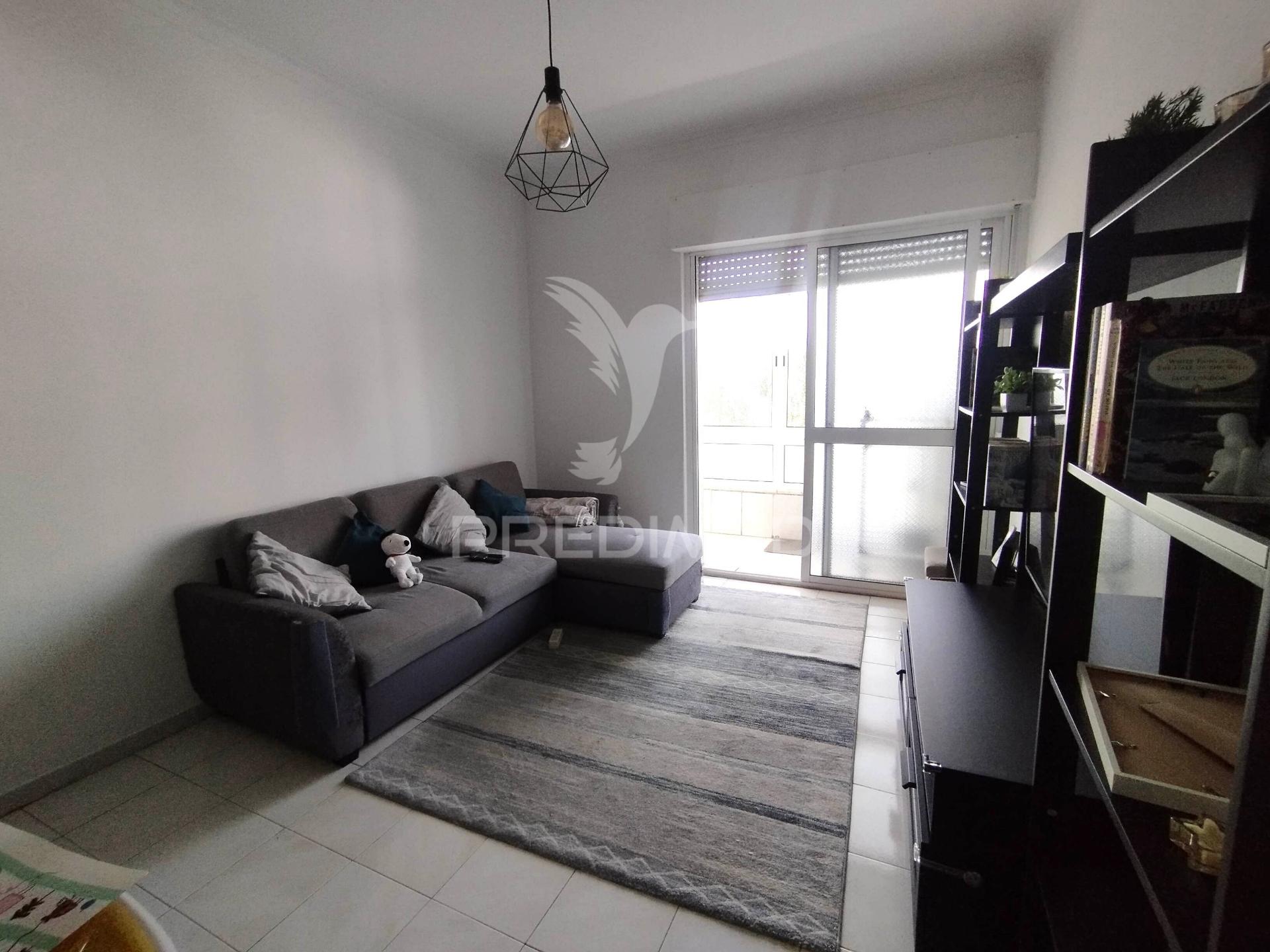 T2 com potencial de t3 | muita luz natural | remodelado | excelente oportunidade de habitação ou investimento