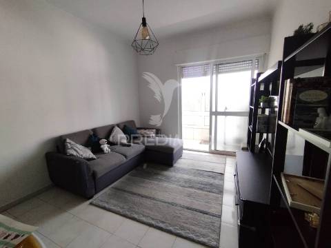 T2 com potencial de t3 | muita luz natural | remodelado | excelente oportunidade de habitação ou investimento