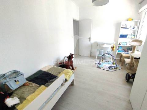 T2 com potencial de t3 | muita luz natural | remodelado | excelente oportunidade de habitação ou investimento
