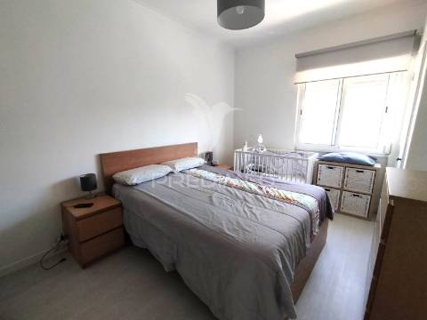 T2 com potencial de t3 | muita luz natural | remodelado | excelente oportunidade de habitação ou investimento