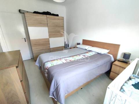 T2 com potencial de t3 | muita luz natural | remodelado | excelente oportunidade de habitação ou investimento