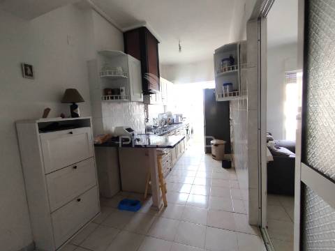 T2 com potencial de t3 | muita luz natural | remodelado | excelente oportunidade de habitação ou investimento