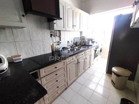 T2 com potencial de t3 | muita luz natural | remodelado | excelente oportunidade de habitação ou investimento