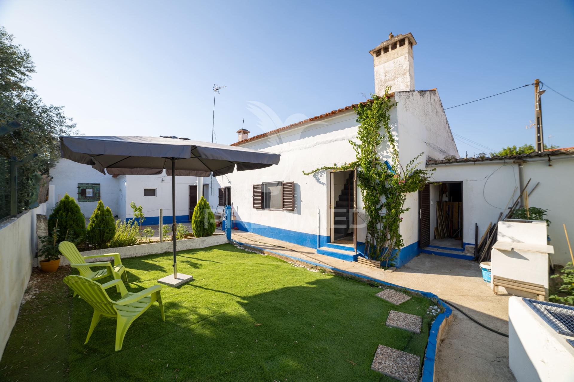 Moradia t3 térrea com quintal e garagem