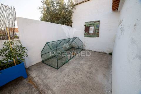 Moradia t3 térrea com quintal e garagem
