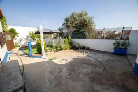 Moradia t3 térrea com quintal e garagem