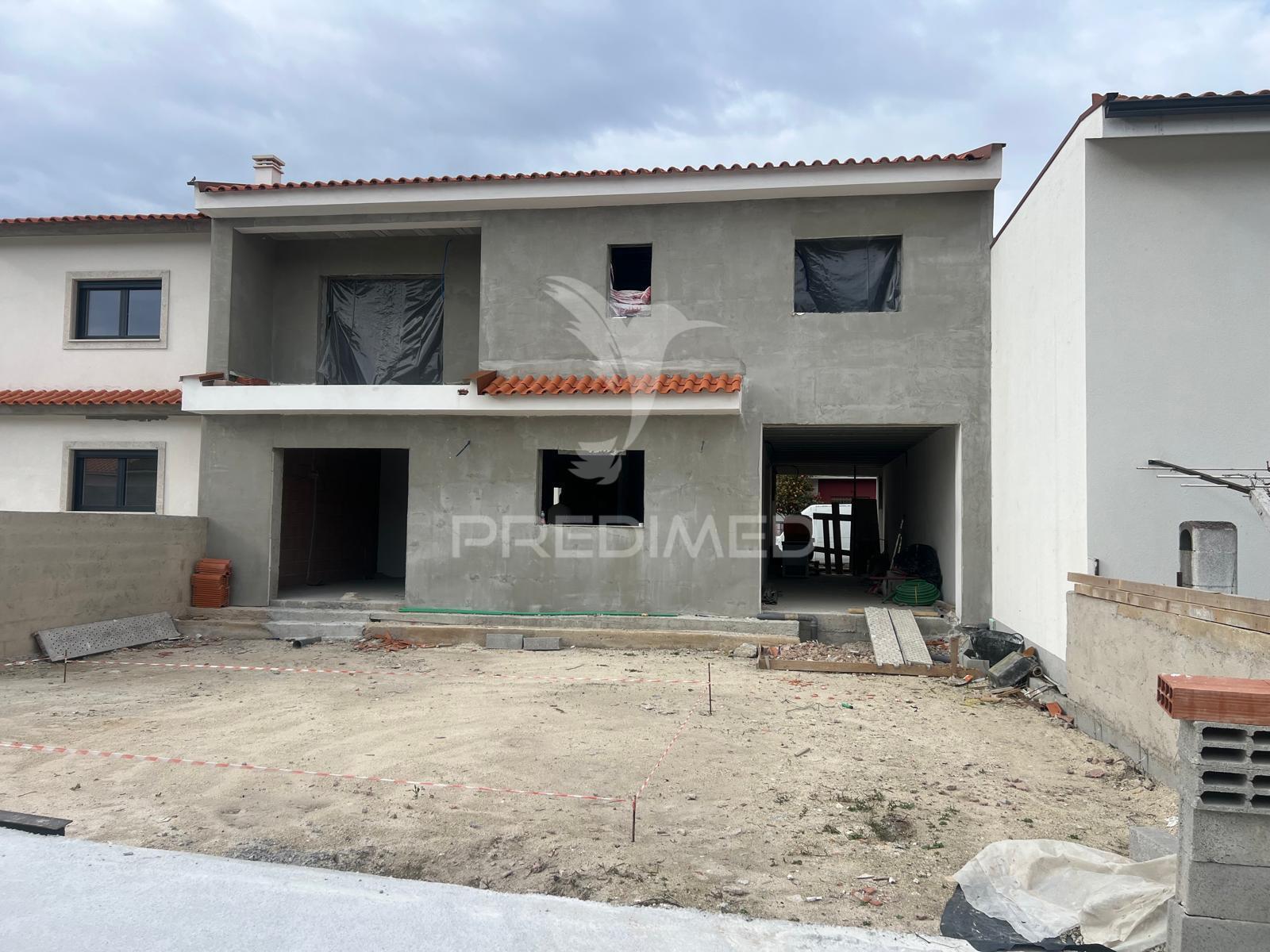 Moradia t4 em fase final de construção com piscina — centro de chaves, vila real